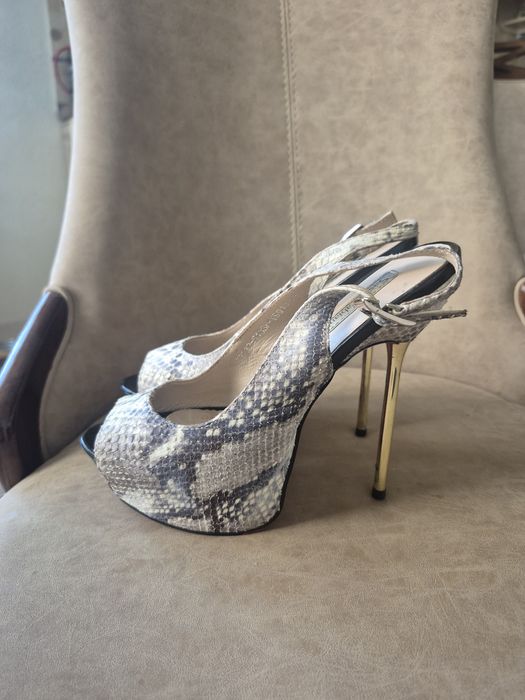 Босоніжки на каблучку.