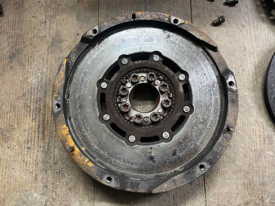 Маховик двохмасовий Тойота Авенсис т25 2.2 d-cat 177 л.с.2.2 сцепление