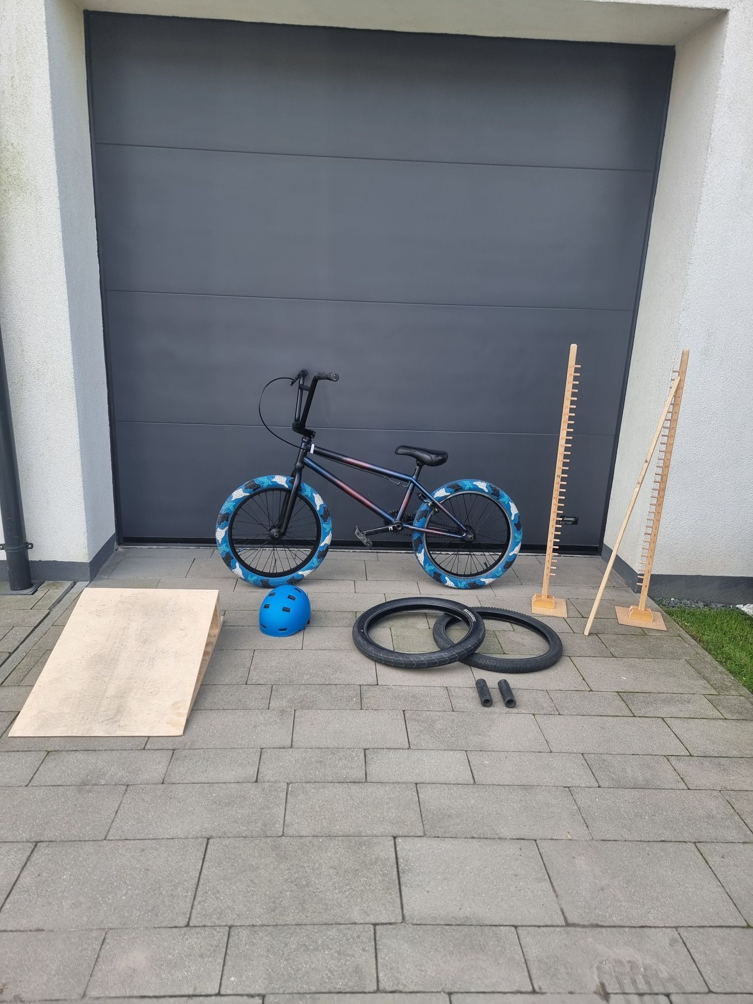 BMX WTP envy 9 + rampa, tyczka/płotek, 2 opony, pegi i kask