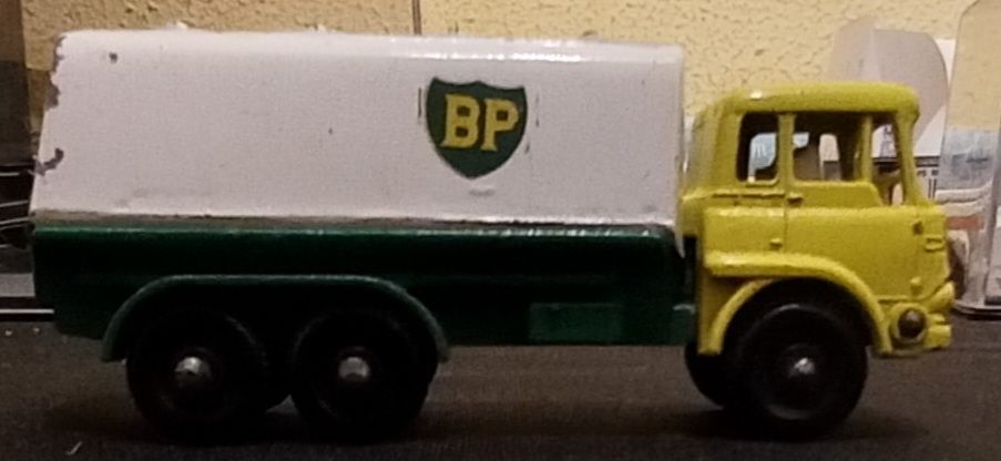 Lesney/Matchbox n° 25, Petrol Tanker BP, #21 Bedford Coach.