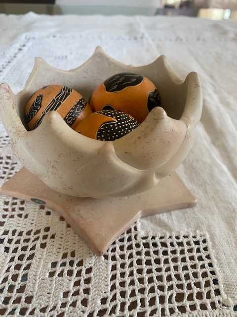 Tijela com prato em pedra de sabão com 3 ovos - Arte africana