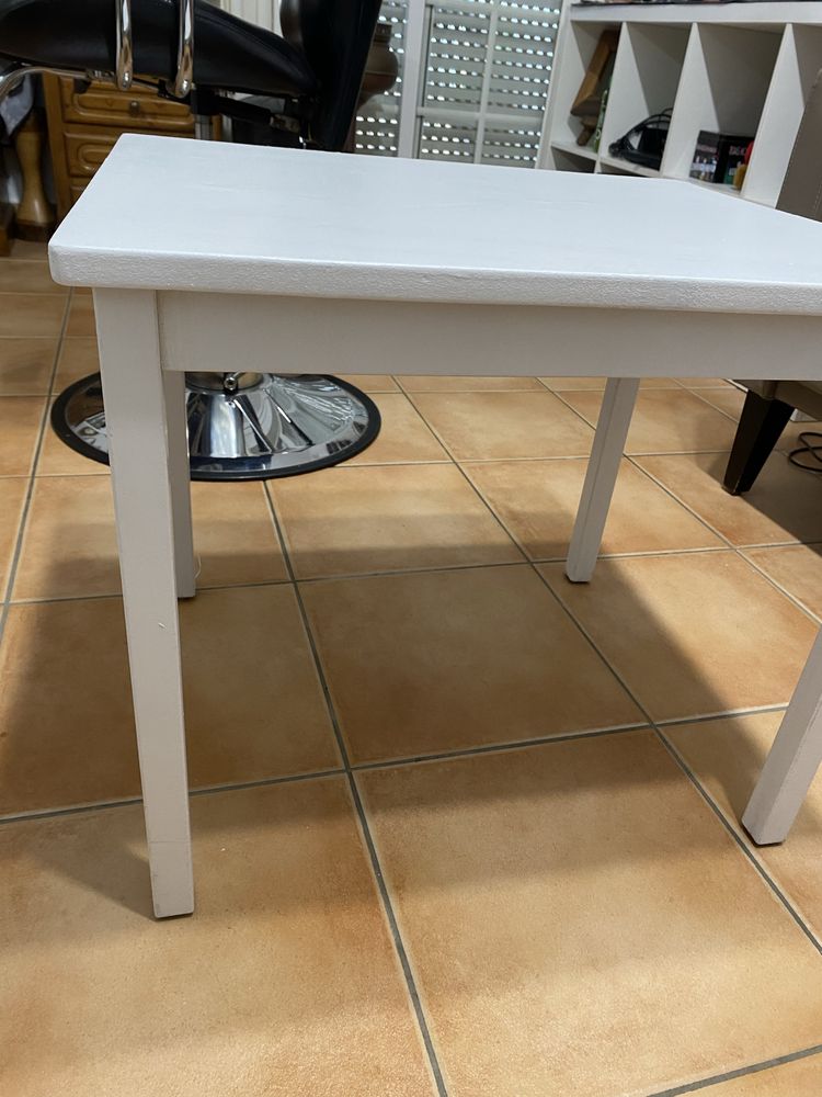 Mesa de madeira pintada de branco