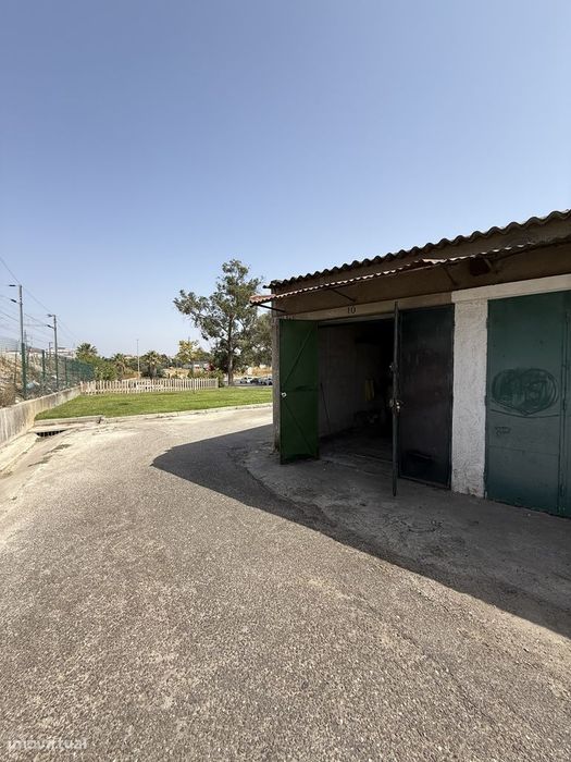 Vende-se garagem no Alto-do-Seixalinho