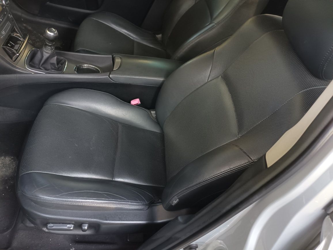 Fotele skórzane Toyota Avensis t27 stan bd komplet z boczkami