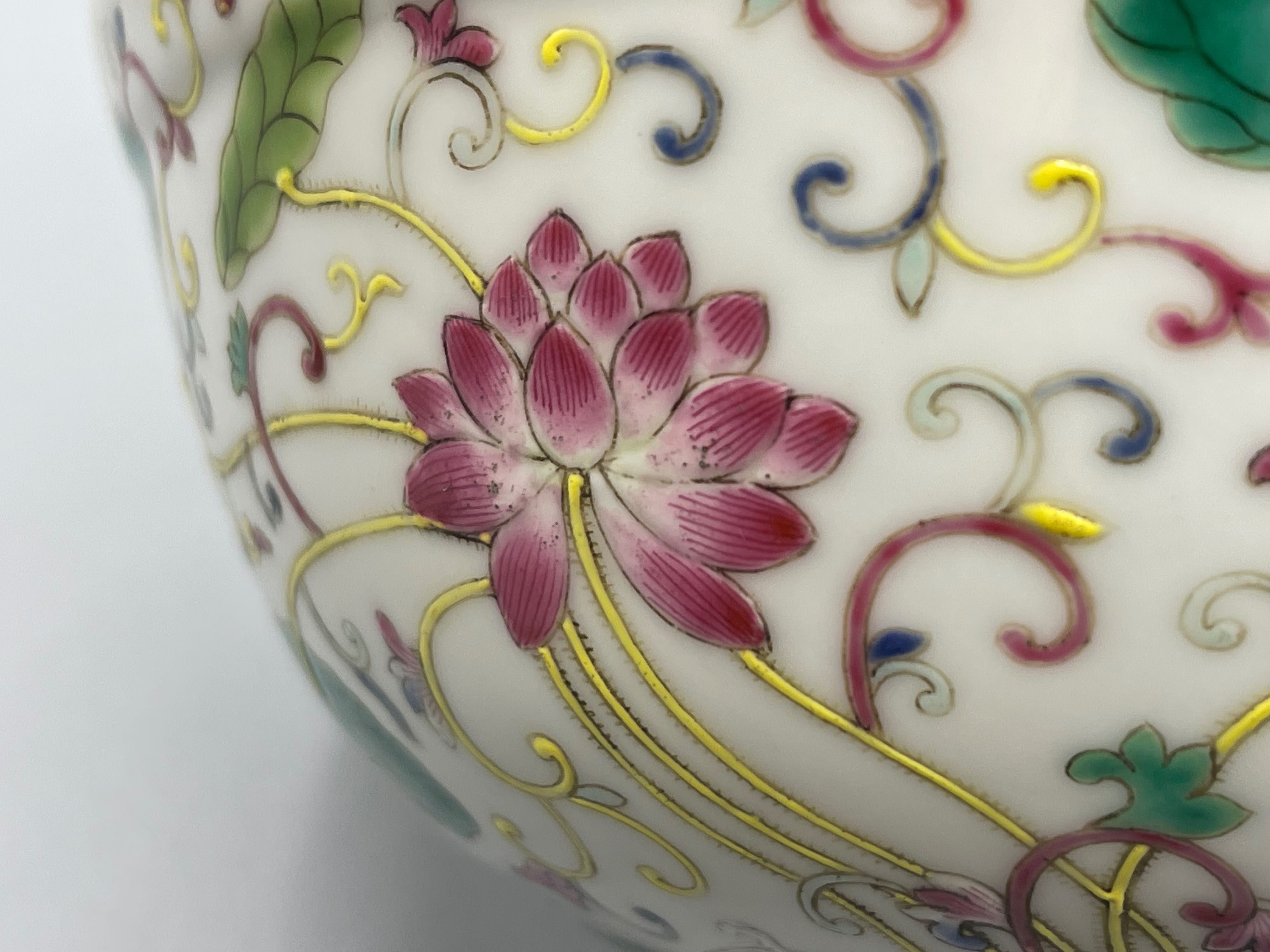 Taça em porcelana chinesa dinastia Qing