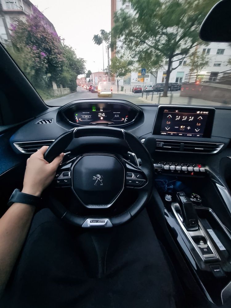 Aluguel Peugeot 208 GT Elétrico com Teto Panorâmico