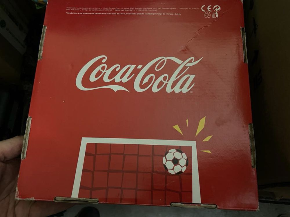 2 bolas da Coca Cola uma grande de futebol e uma pequena mundial Brasil em caixa novas