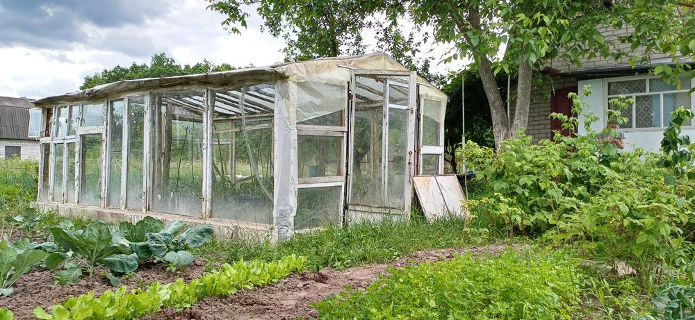 Терміново продам цегляний дачний будинок з гаражем і садом