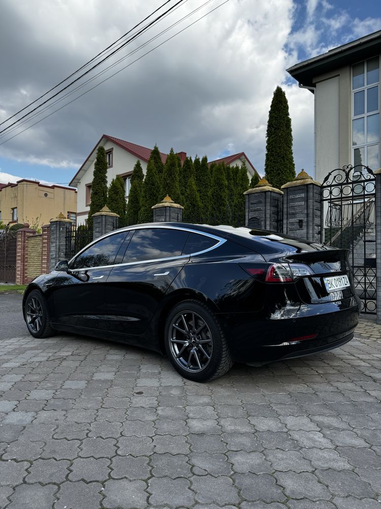 Tesla Model 3.