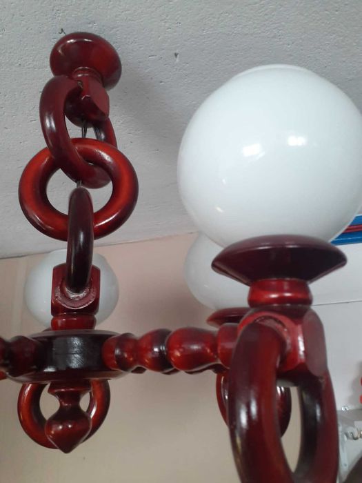 Żyrandol drewniany z kinkietem