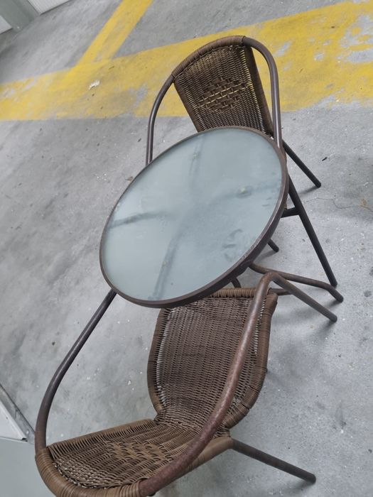 Mesa com duas cadeiras