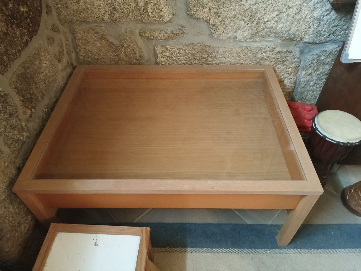 Mesa de centro com vidro