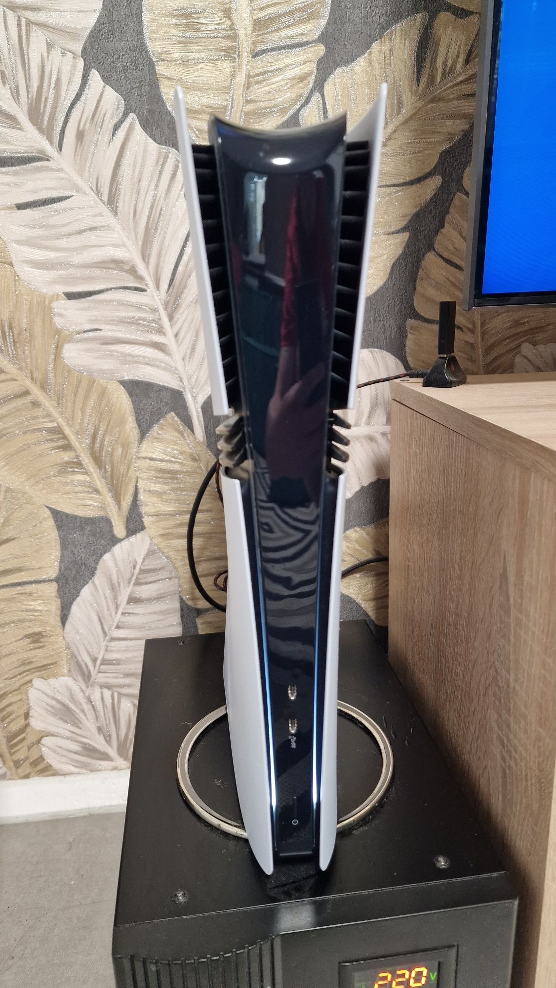 Sony PlayStation 5 pro + підставка та інші бонуси.