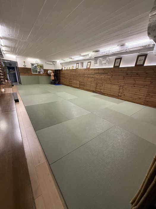 Без%, 124м2 тренувальний зал. Поділ. Є генератор.