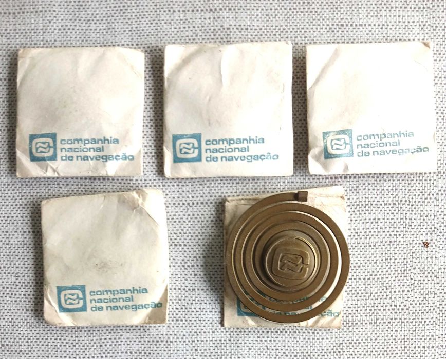 Crachás, chapas de trabalhadores, emblemas da C. Nacional de Navegação