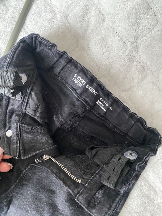 Джинси чорні, приталені