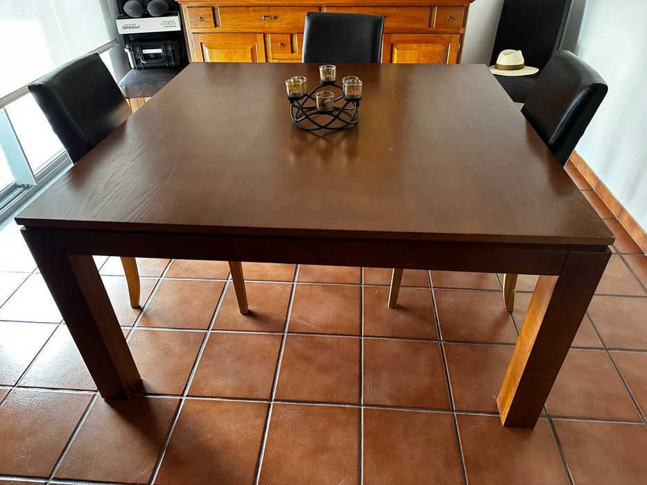 Mesa de Jantar em Madeira Extensível 1,5m x 1,5m (até 3m) – 500€