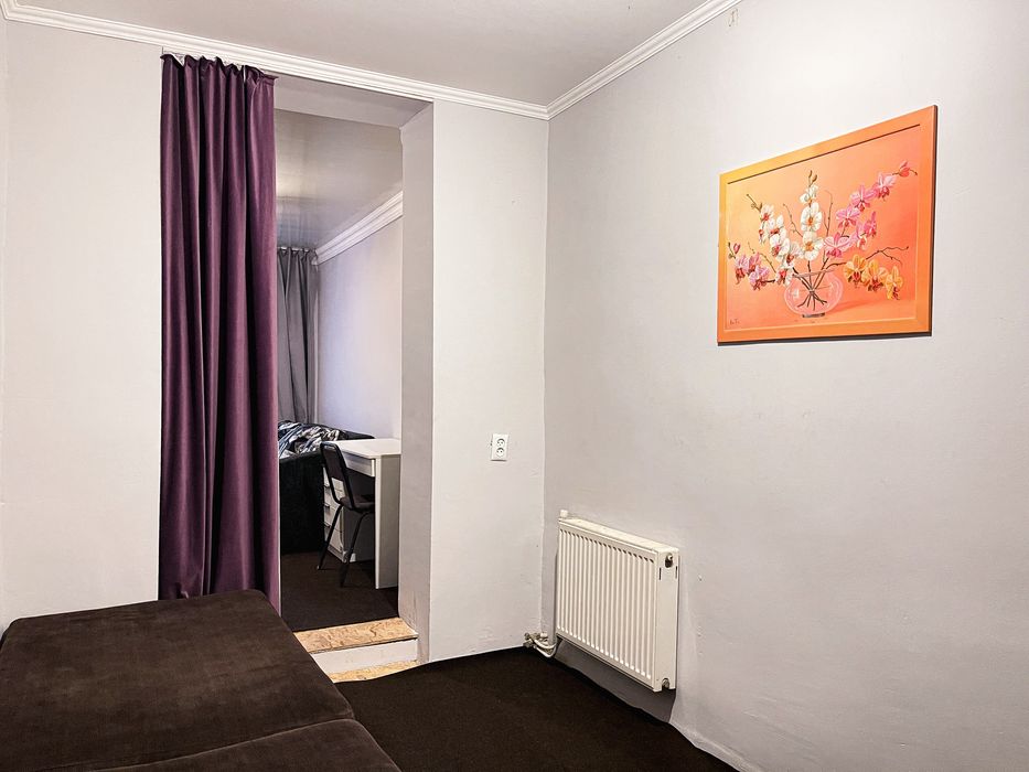 Здається кімната в гуртожитку. Провулок Герцена