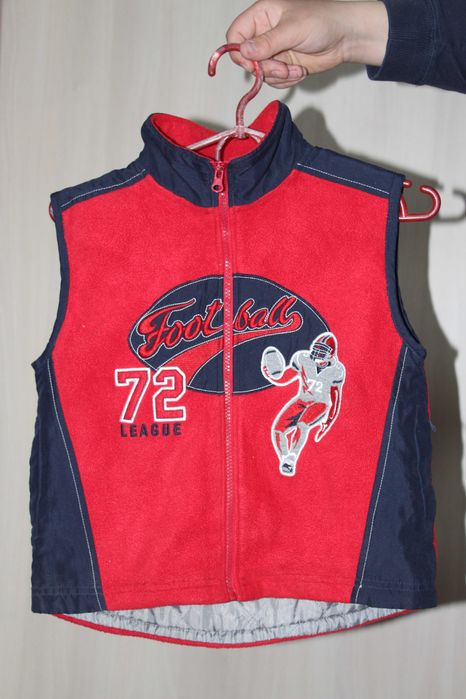 Жилетка теплая мальчику 5лет,яркая стеганная