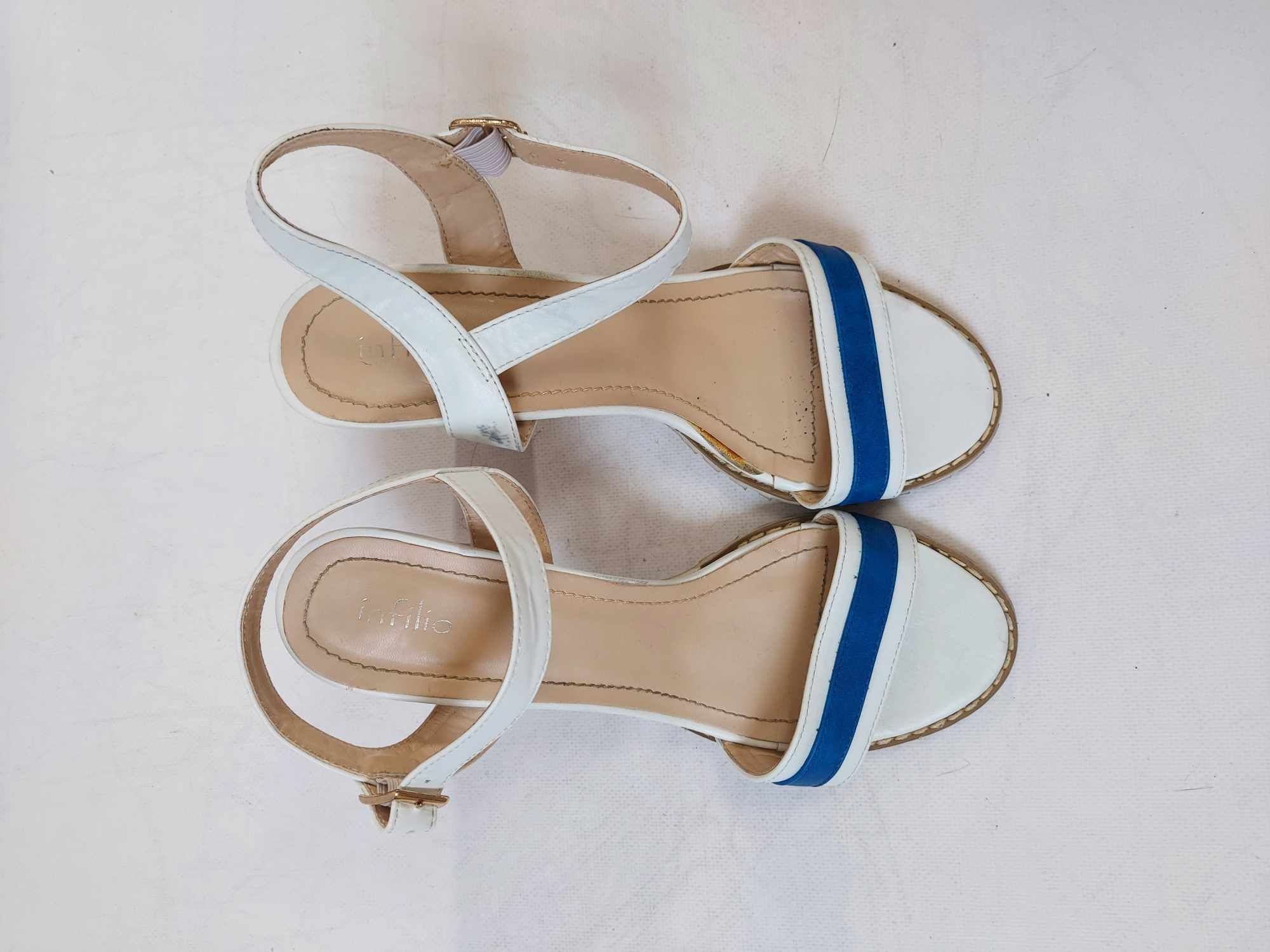 Białe sandały z niebieskim paskiem akcentem zapinane na kostce Infilio