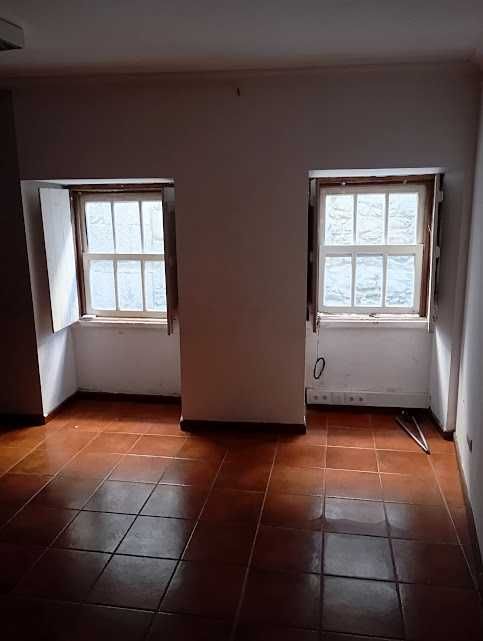 Casinha em Banda na zona histórica - T2 + Loja comercial