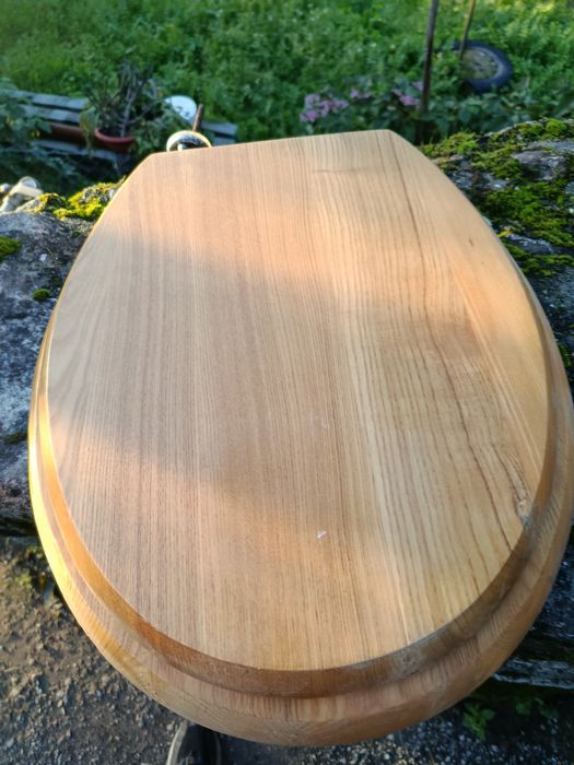 Tampa de sanita de madeira