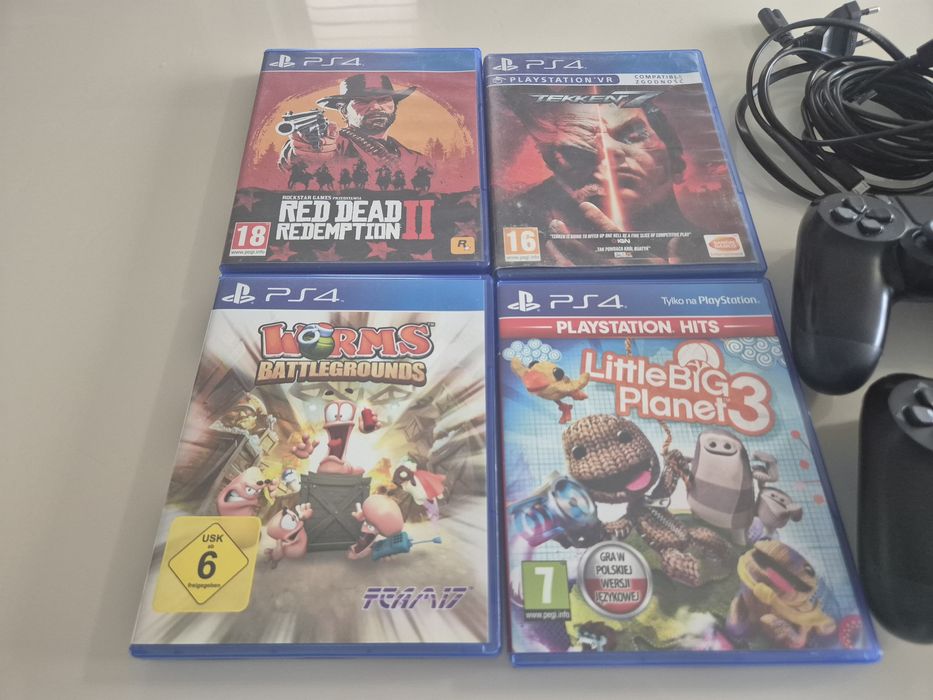 PS4 PRO CUH-7216B + 2 pady + gry