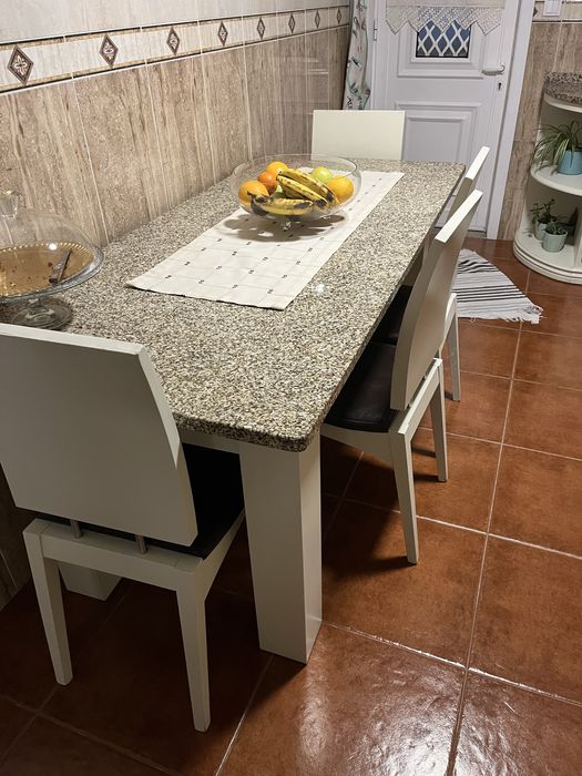 Mesa + 4 cadeiras+2bancos