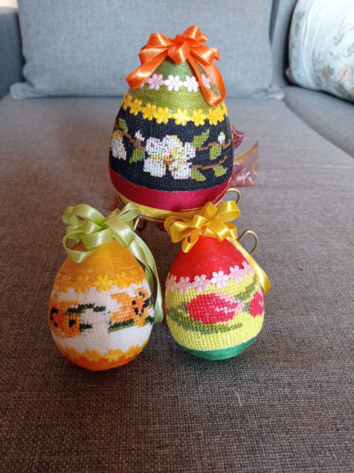 Wielkanocne ozdoby jajka haftowane