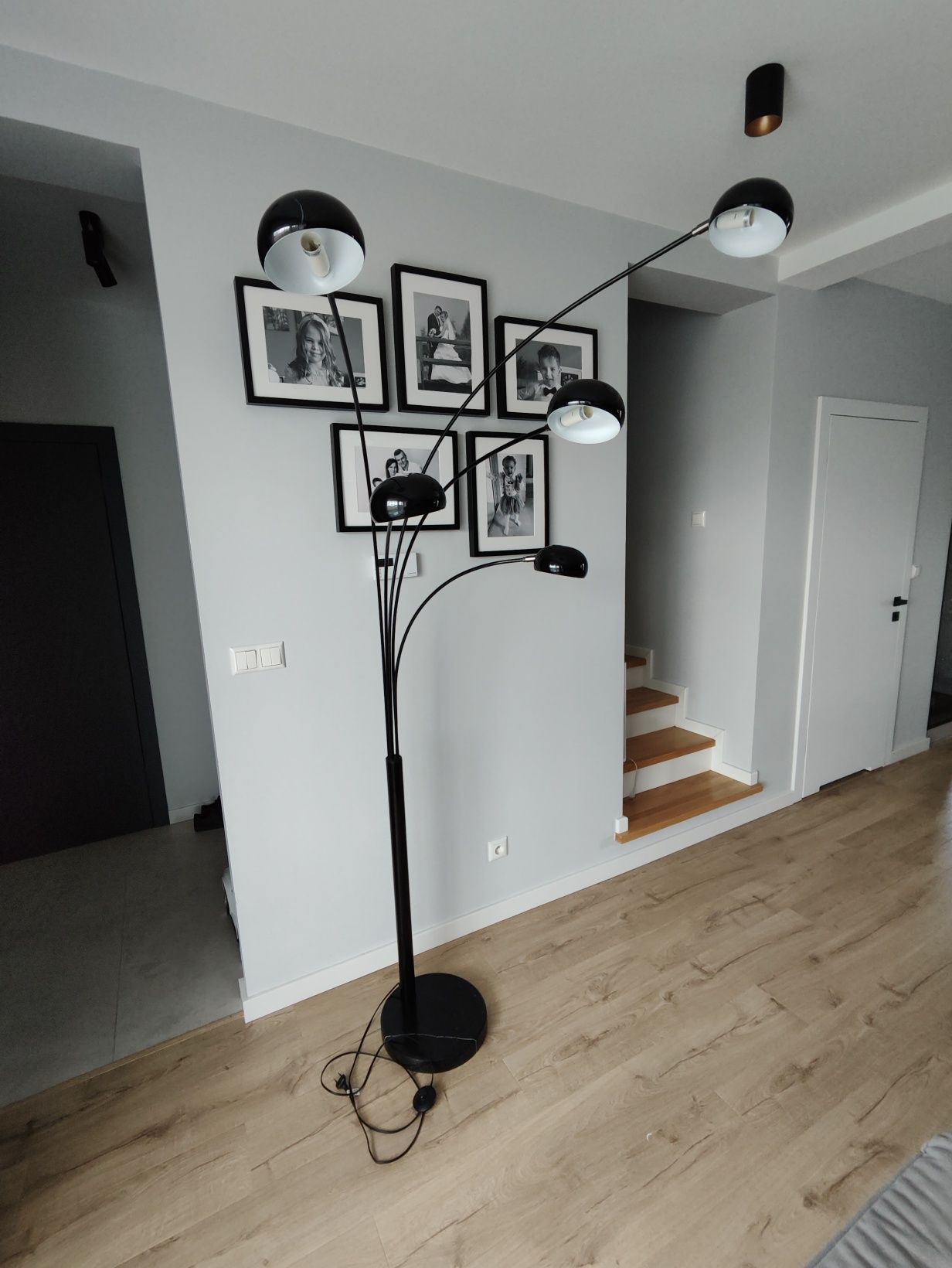 Lampa podłogowa na marmurowej podstawie