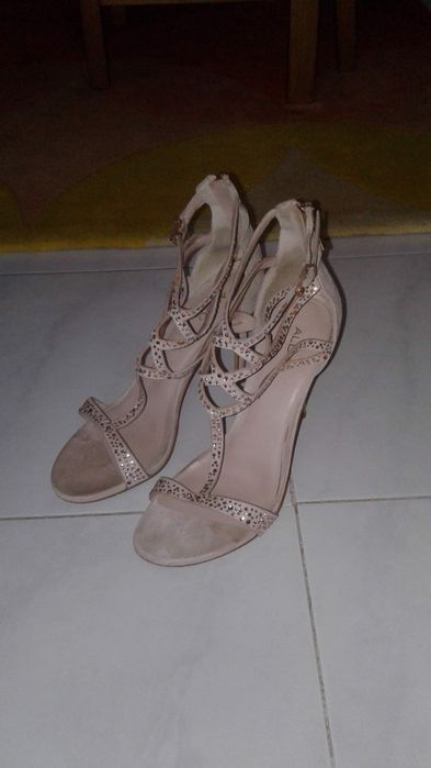 Sandálias bejes Salto Alto C/ brilhantes ( ALDO )