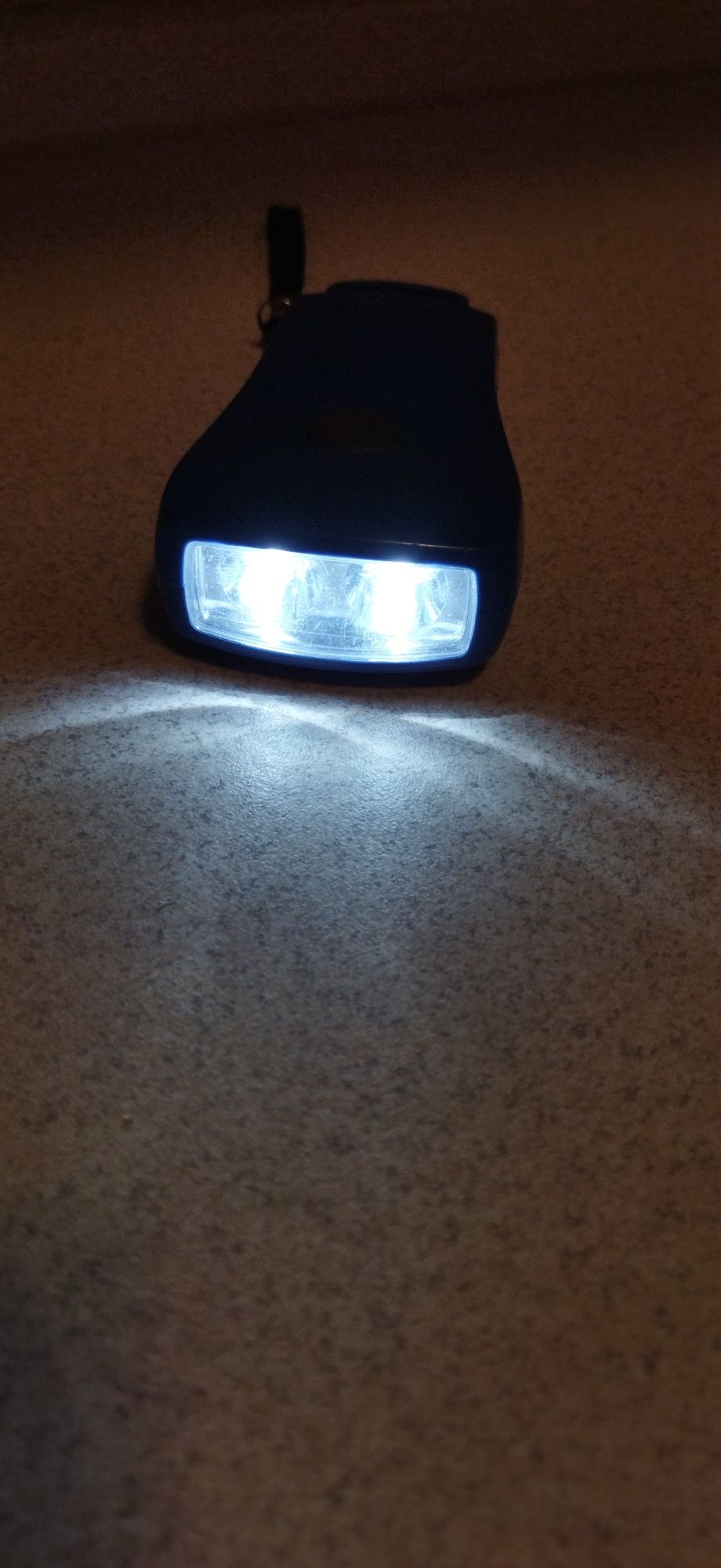 Карманный фонарик  2 х LED. ( Б.У.)  на 3  батареи ААА ( R03 )