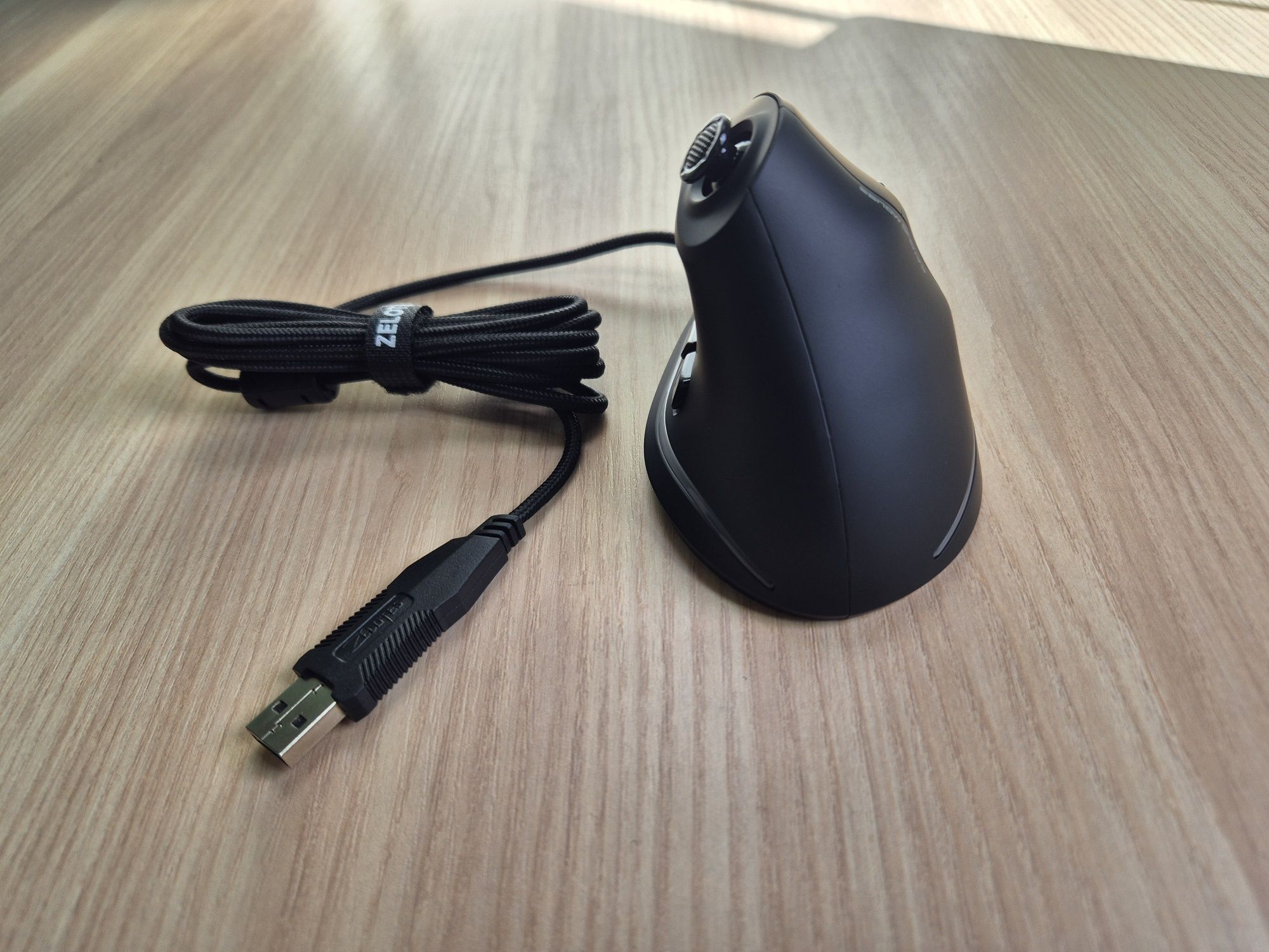 Zelotes C18 вертикальна провідна мишка з ергономічним джойстиком, RGB