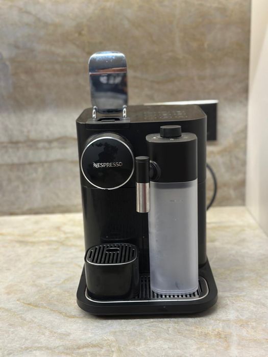 Máquina de Café Nespresso com Depósito de Leite – Excelente Estado