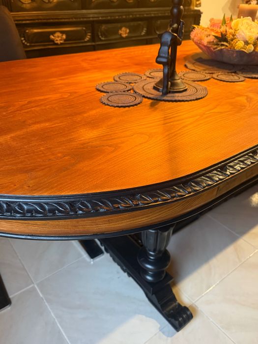 Mesa de jantar em madeira