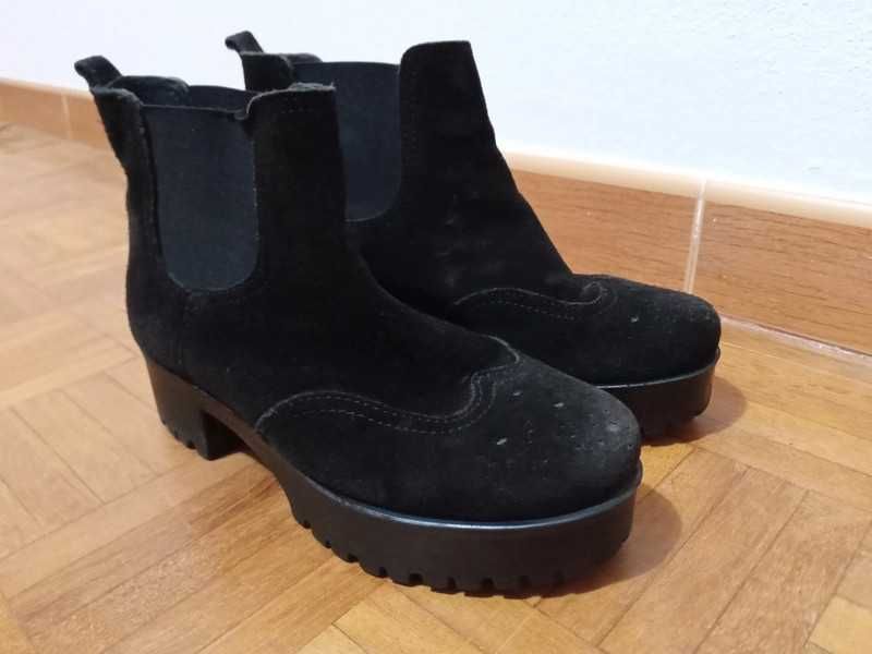 Botas com plataforma de camurça pretas