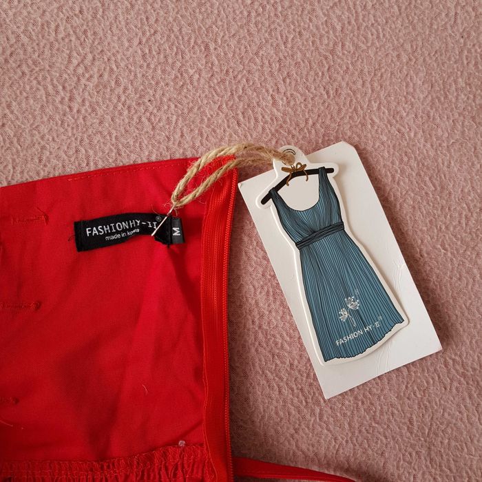 Czerwona sukienka z odkrytymi plecami