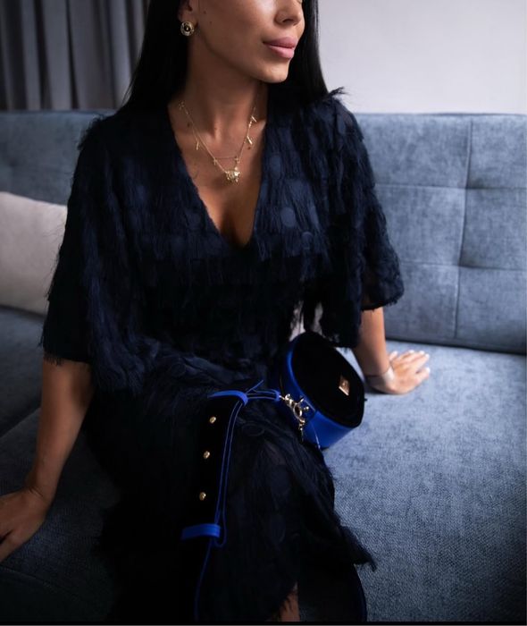 темно-синє плаття з бахромою.