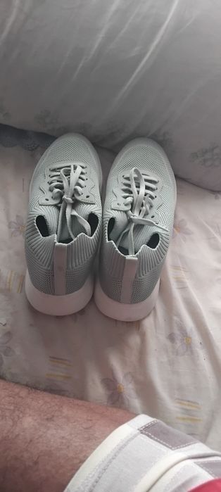 Nr, tenis cinzento novos confortáveis pronto a usar