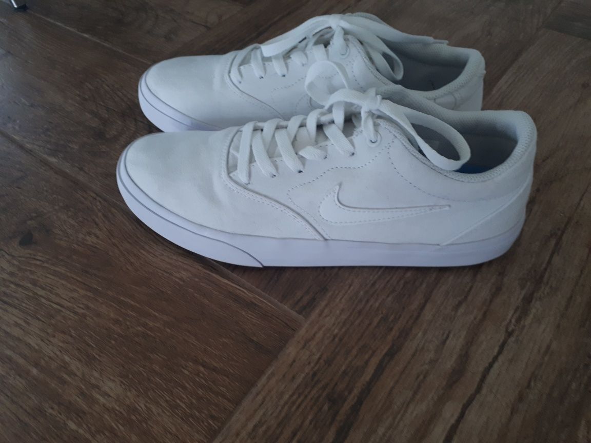 Obuwie marki Nike SB