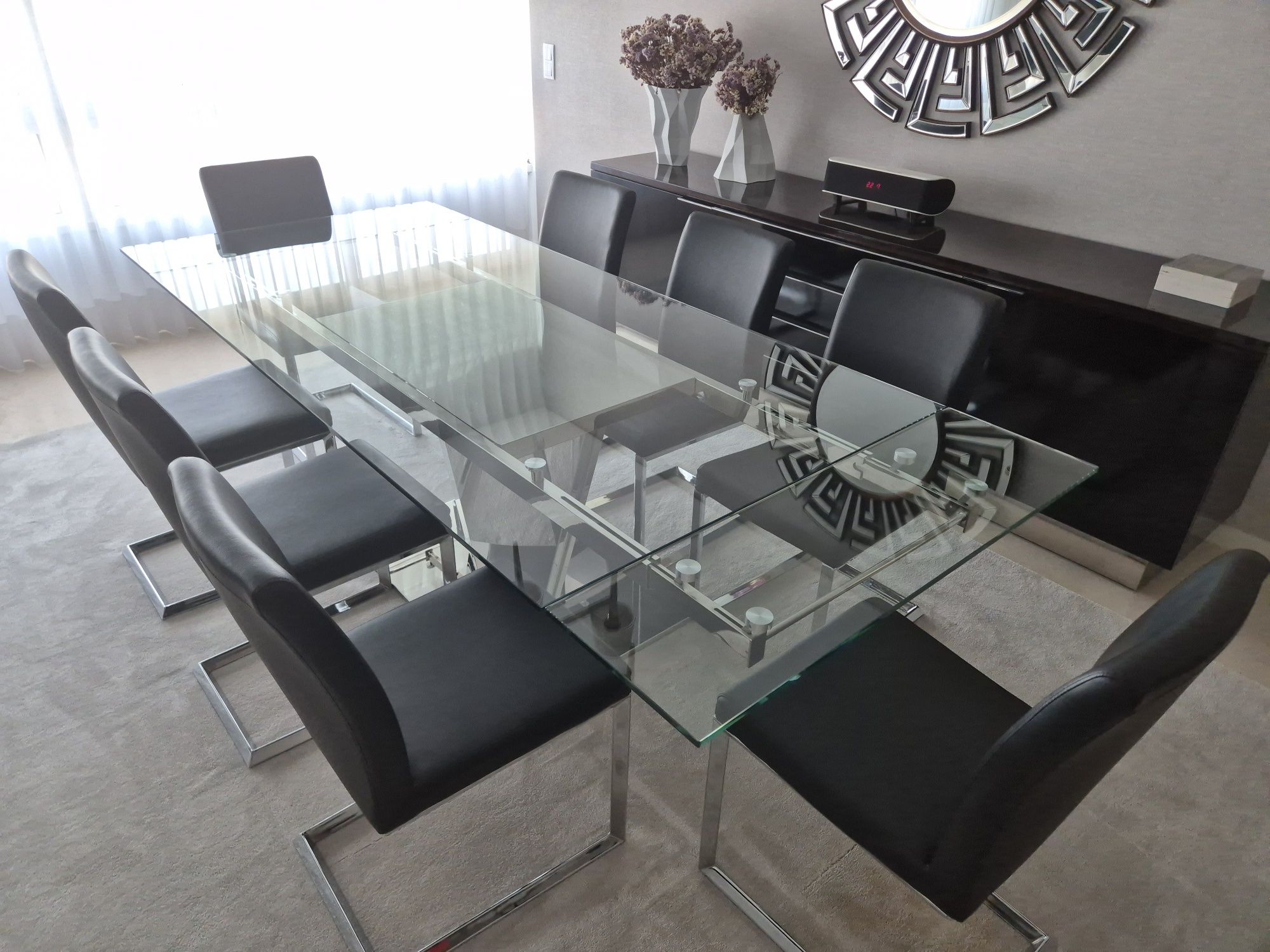 Mesa de jantar em inox e vidro com 8 cadeiras