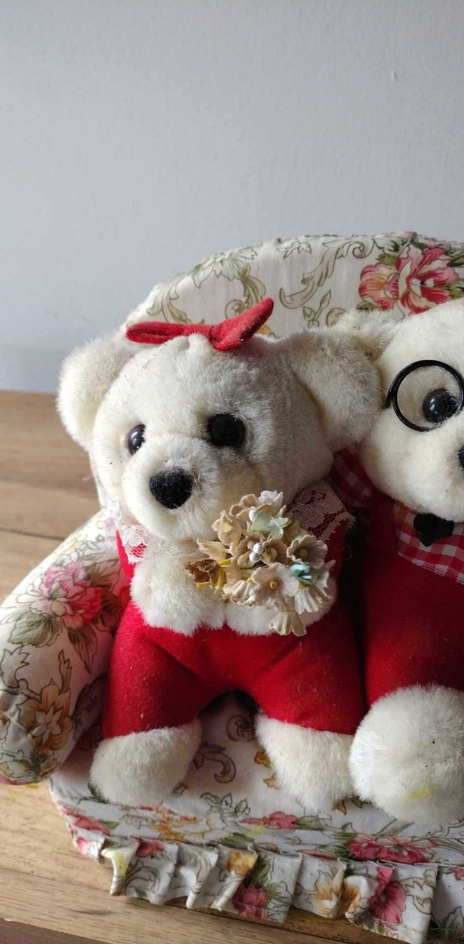Stara zabawka misie na kwiatowej angielskiej kanapie figurki pluszowe