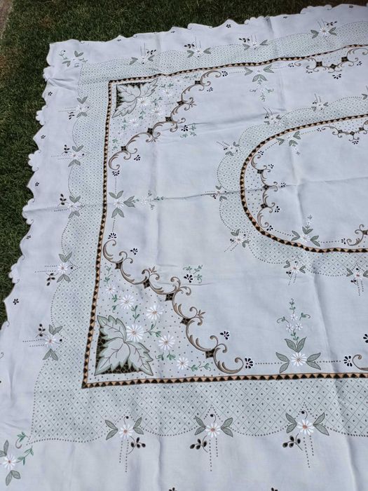 Toalha de Mesa com Bordados da Ilha da Madeira