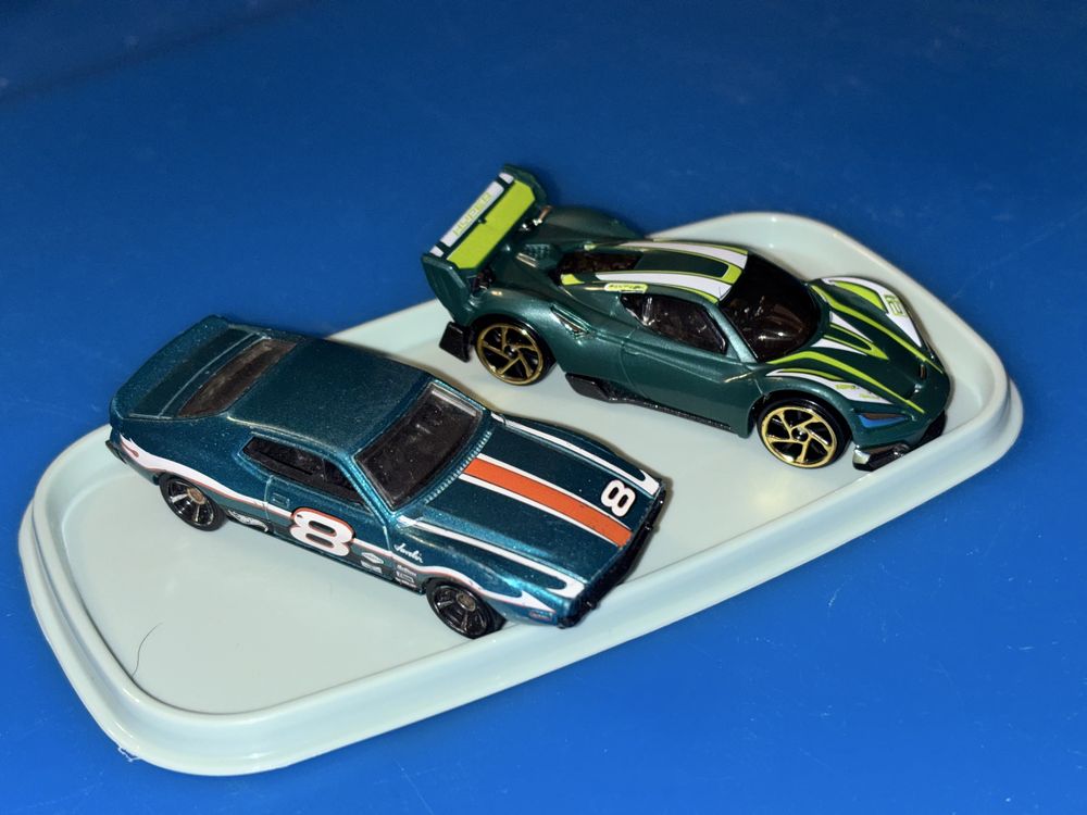 Carrinhos Hot Wheels e Mettal Machines semi novos