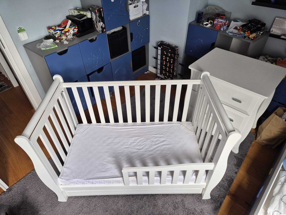 Zestaw mebli dziecięcych Łóżeczko, komoda i półki