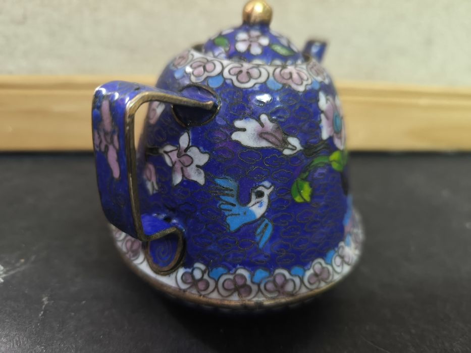 Bule de porcelana com flores.
Bule decorativo em porcelana e metal com