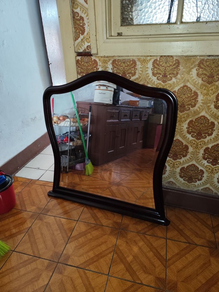 Espelho grande com moldura em madeira