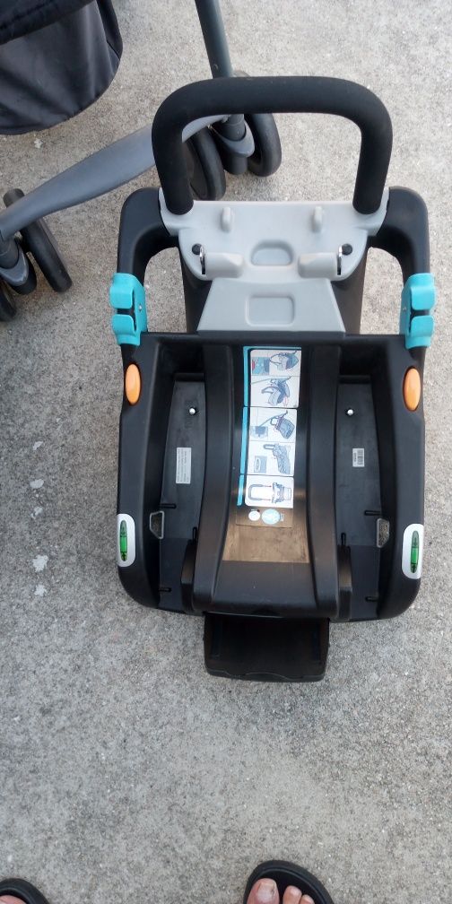 Carrinho bebe Chicco com ovo e base fixação do mesmo.