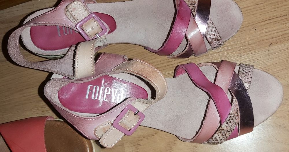 Sandálias Foreva novas