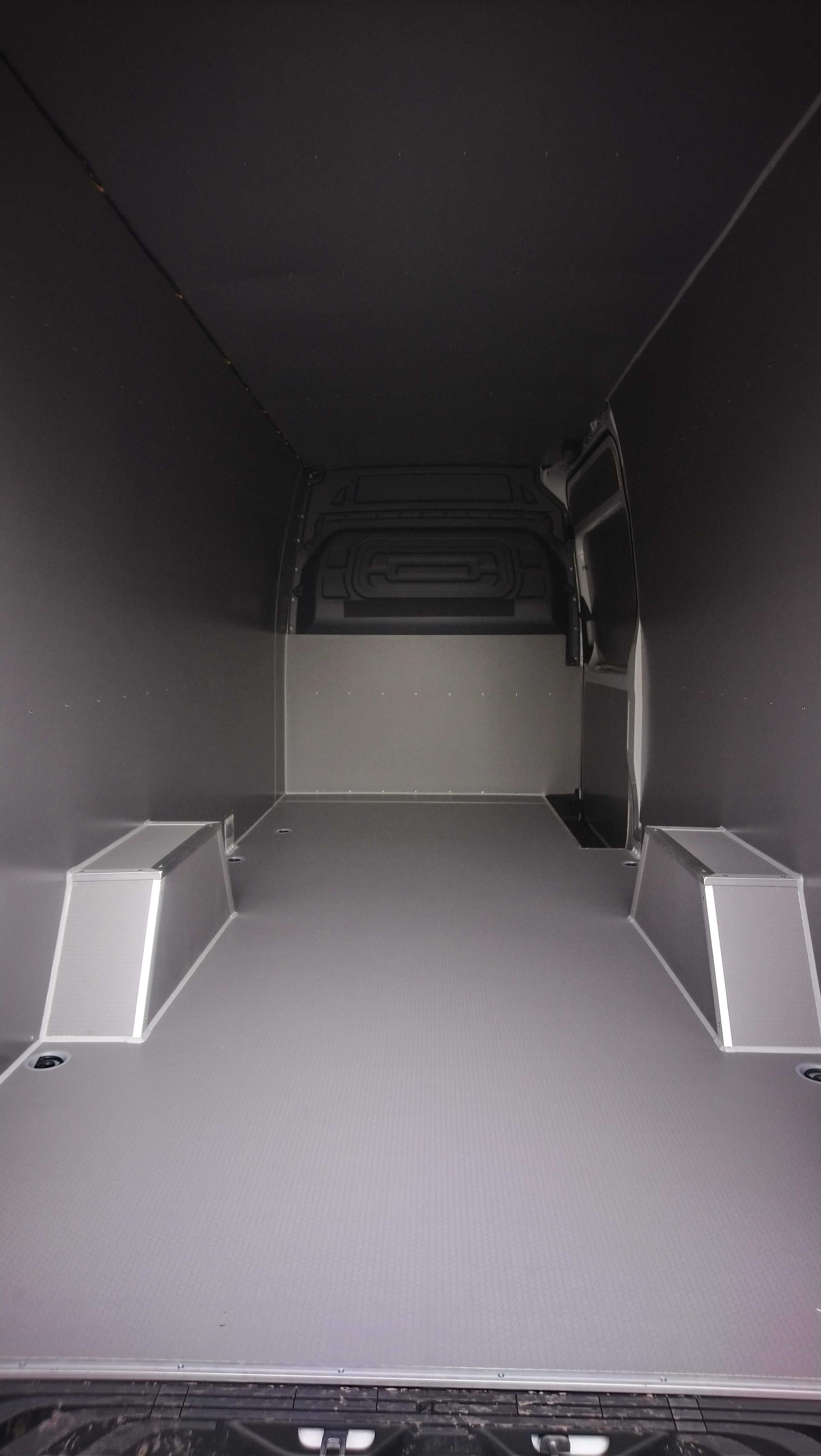 Zabezpieczenie przestrzeni towarowej w aucie Mercedes Sprinter L3H2